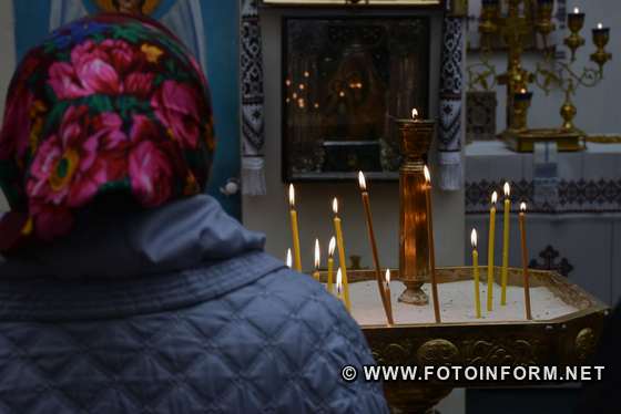 Єпископ Кропивницький і Голованівський Православної церкви України Марк та представники духовенства ПЦУ провели панахиду за загиблими воїнами України.